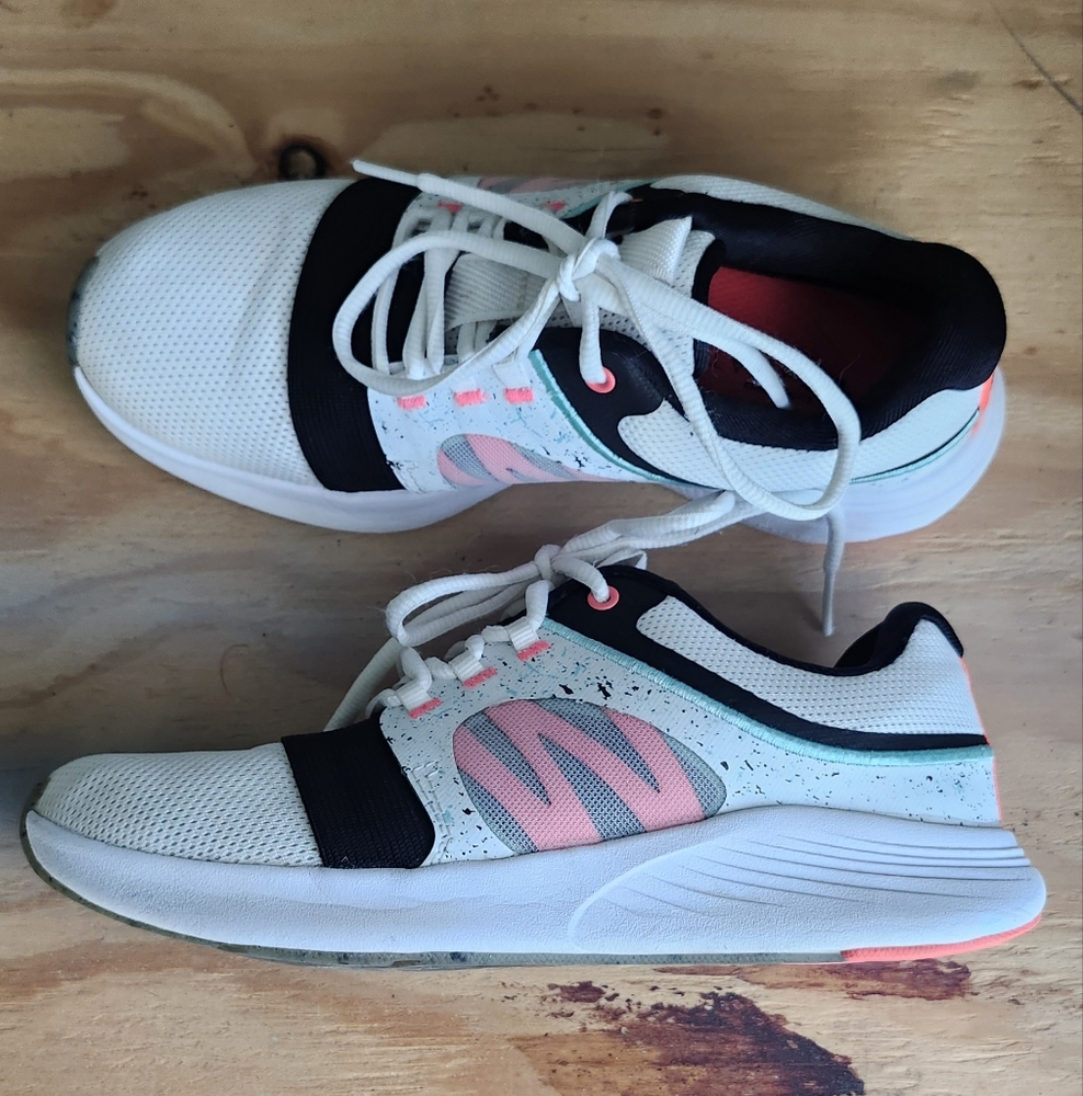 Women's size 7 Under Armour shoes
